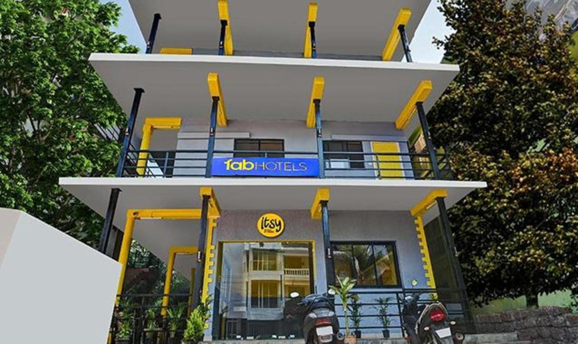 OYO 8065 Accovah Map5 Inn Morjim Bagian luar foto