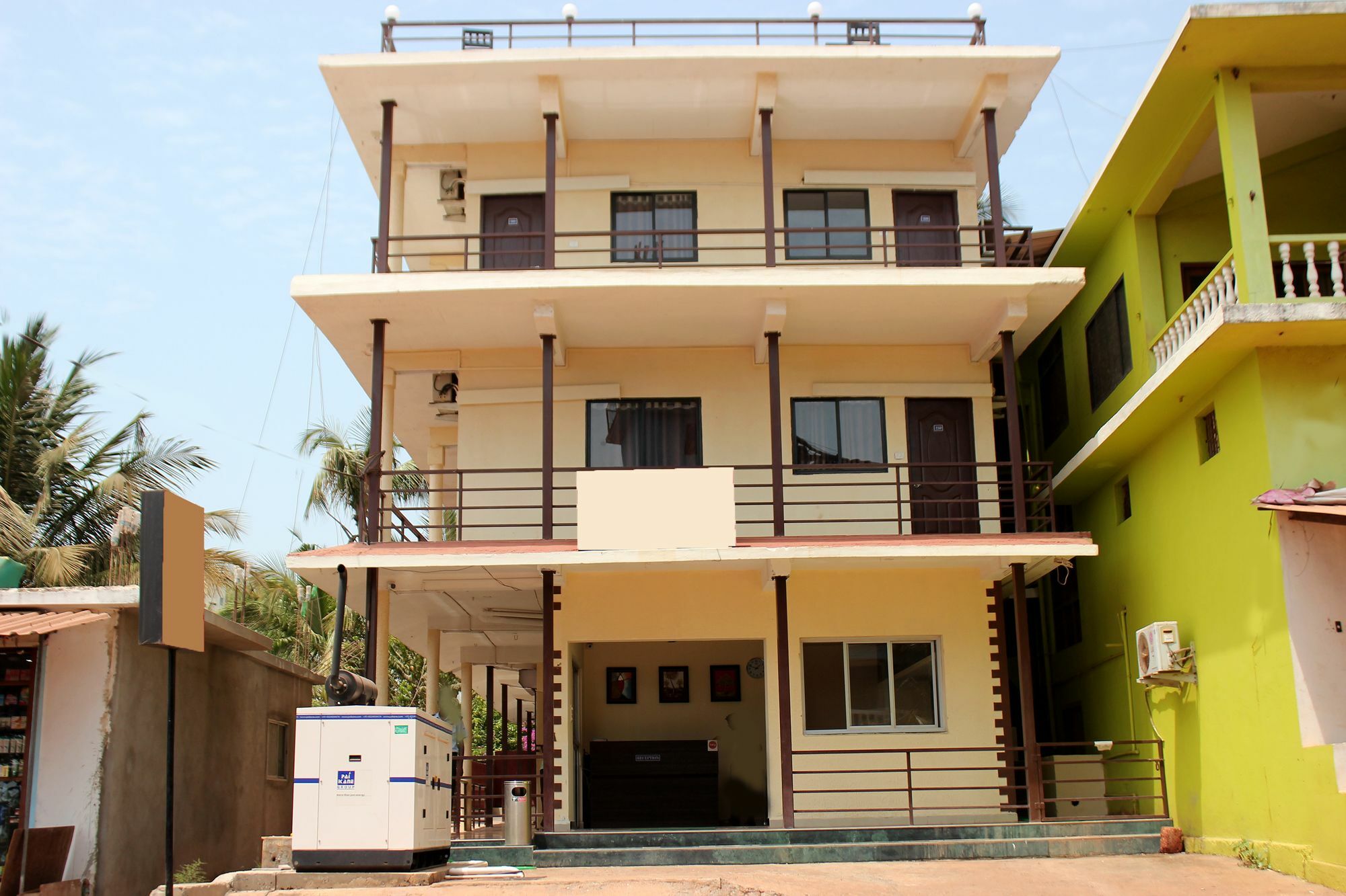 OYO 8065 Accovah Map5 Inn Morjim Bagian luar foto